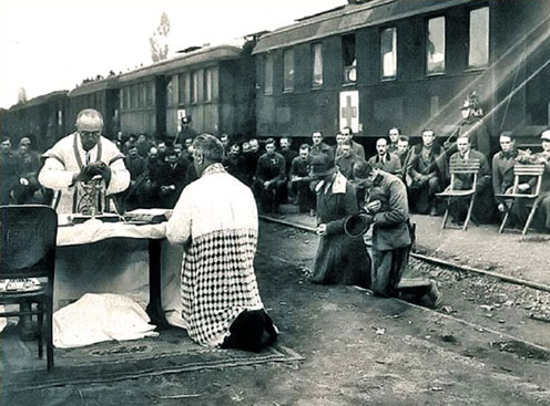IV. Károly és Zita királyné misét hallgat a torbágyi vasútállomáson 1921. október 22-én