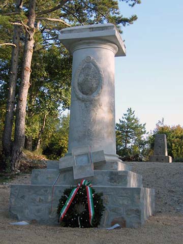 A bresciai dandár emlékműve 1917-ből, és 2009-es helyreállítása után