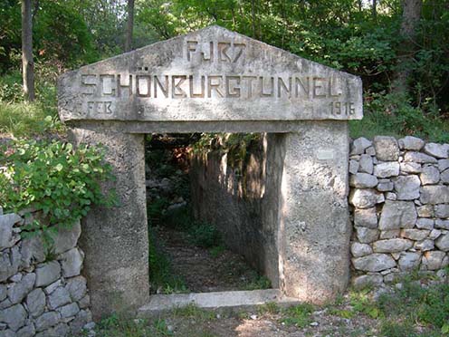 Il portale del Schonburgtunnel ricostruito nel 1996