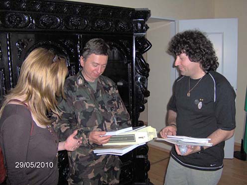 A székesfehérvári múzeumban Görög István ezredessel és segítőnkkel, Dórával