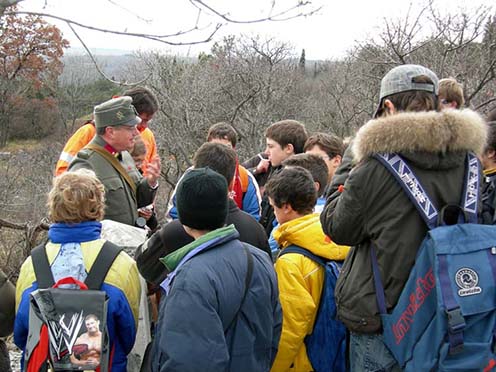 Gruppo di studenti delle scuole medie in visita ai luoghi della grande guerra accompagnati da guide in costumi d'epoca