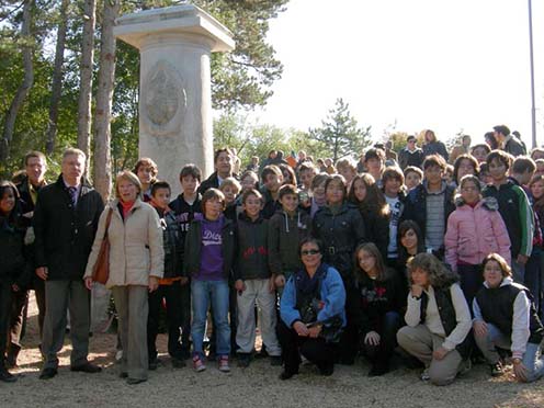 Iskolások a bresciai dandár emlékművének felavatási ünnepségén, 2009-ben