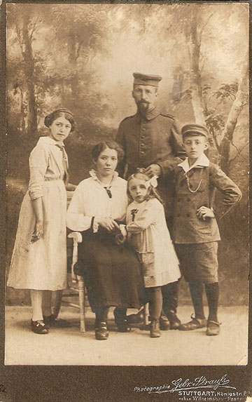John Frederick Mack (1878-1933) 1916-ban szabadságon, családjával