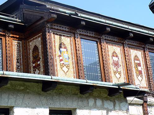 A Javorca-templom homlokzatán elhelyezett címerek
