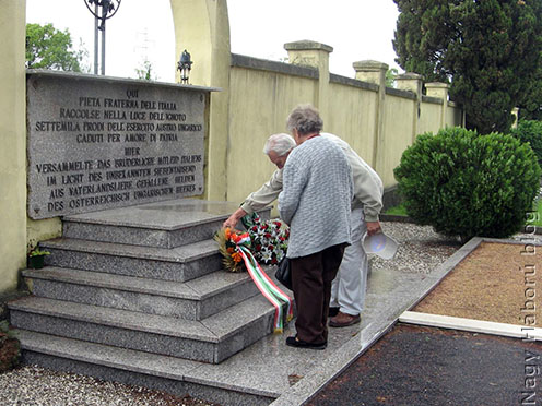 Koszorúzás a foglianói katonai temetőben