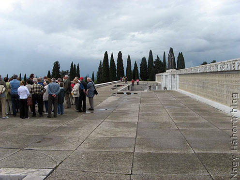 Csoportunk Redipugliában, az olasz katonai emlékhelyen