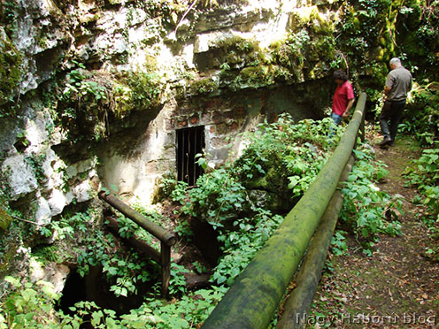 Megérkezés a Črnci barlang bejáratához