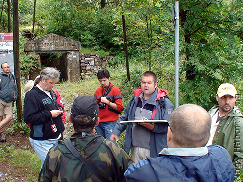 A Schönburg alagút keleti kijáratánál Stencinger Norbert ismerteti a 6. isonzói csata idején az alagutat védő nagyváradiak drámai küzdelmét