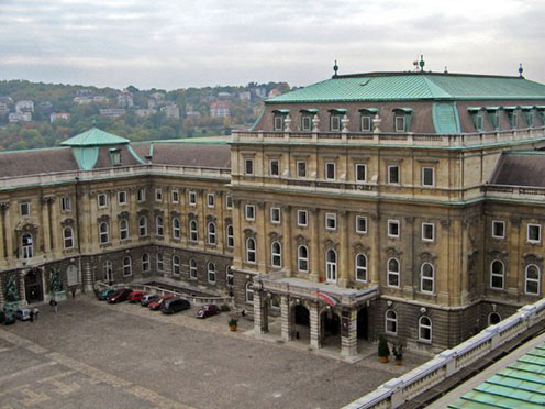 Az Országos Széchényi Könyvtár főbejárata az épületből fotózva