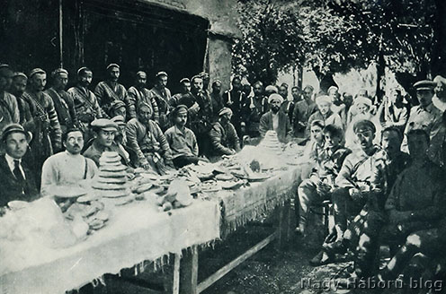 Fergana-völgyi szárt (turkesztáni) lázadók 1921-ben. A szovjet propaganda – nem minden alap nélkül – baszmacsinak, azaz rablóknak nevezte a földjük visszafoglalásáért harcoló muzulmán harcosokat. Halhodzsa a lázadók egyik hadura volt