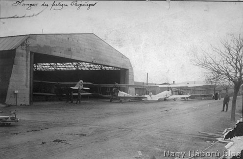 Lohner B. II. típusú repülőgépek a hangár előtt