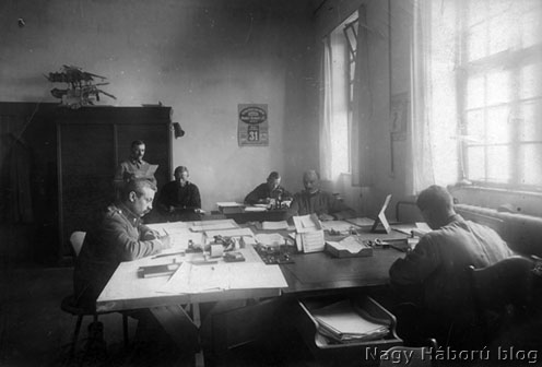 Munka az irodában, a falinaptár 1916. május 31-ét mutat