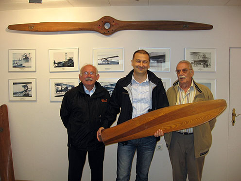 A fischamendi múzeum repüléstörténeti képei előtt. Balról jobbra Franz Lorenz múzeumigazgató, Hadnagy Attila, Gottfried Ernstberger repüléstörténész