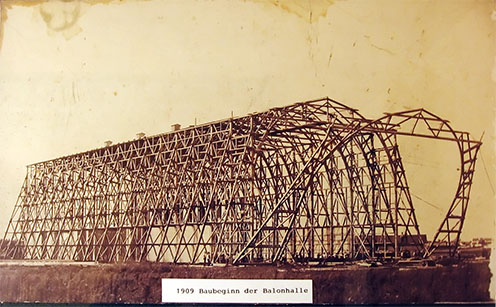 Egy múzeumi kép a léghajóballonok hangárjának építéséről
