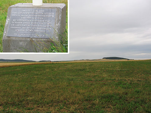 Az egykori füves kifutópálya ma is megtalálható. A kép bal sarkában a 2009-ben állított szélzsákos emlékoszlop felirata látható