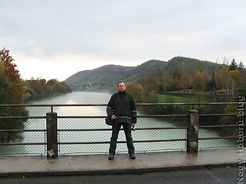 A pevmai Isonzó hídon háttérben a Podgorával