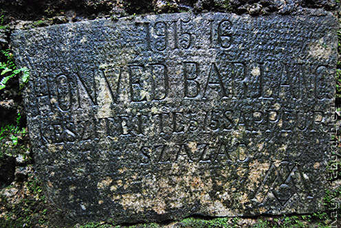 A Honvéd barlang magyar nyelvű felirata a Monte San Michele oldalában
