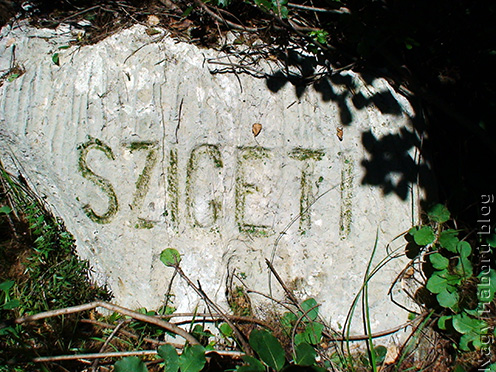 „Szigeti” felirat egy kőbe vésve 