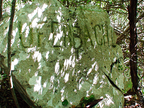 Az előző közelében található az „Uferbachl” feliratú másik kő