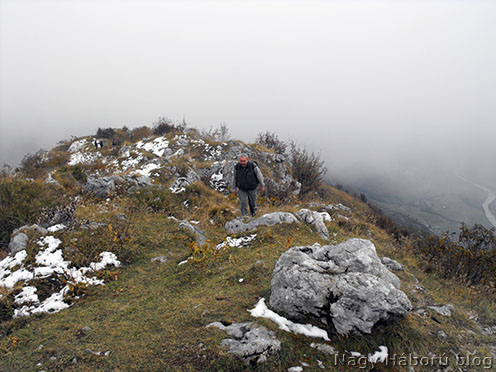 A Mrzli Vrh csúcsán, jobbra a völgyben az Isonzó szalagja