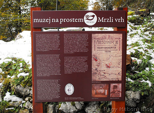A Mrzli Vrh kaverna kápolnája előtt 2011 nyarán felállított többnyelvű emléktábla