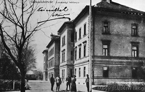 A székesfehérvári lovassági laktanya korabeli képeslapon