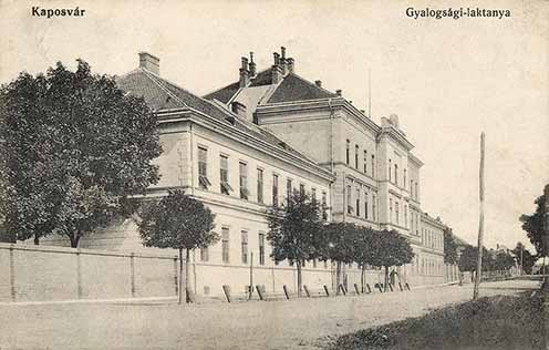 A 44-esek 1887-ben épült kaszárnyája, a Baross laktanya