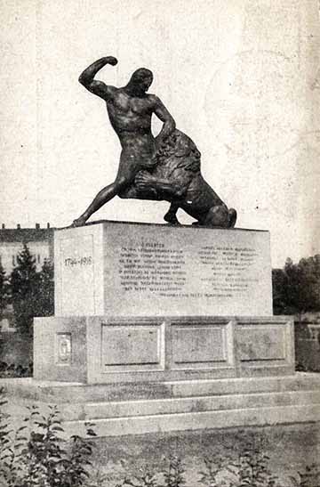 Az 1932-ben felavatott „oroszlános” szobor a vasútállomás közelében áll, ahonnan sok ezer baka indult a harctérre