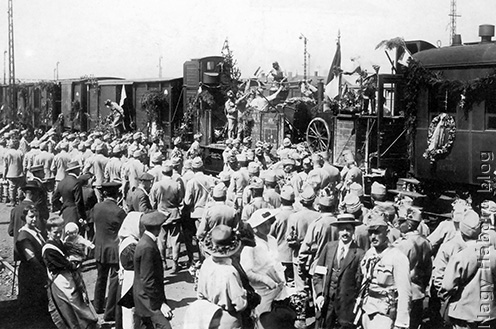 Katonavonat indul a Ferencvárosi pályaudvarról 1914 augusztusában