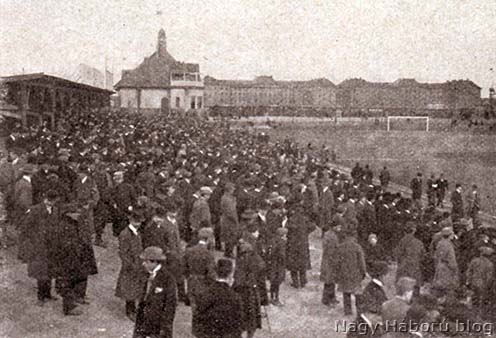 Nézők az Üllői úti pályán az 1915. április 5-i FTC–MTK meccsen