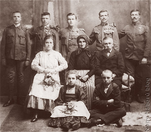 A veszelei Deák-birtok uradalmi bognárának öt katonafia a hazatérés után 1918 körül