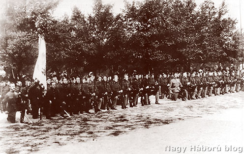 Az 1915. évi Úrnapján az akadémikusi zászlóalj tábori misén vesz részt