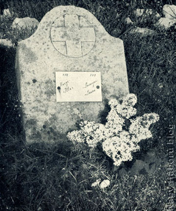 Serényi Jenő sírja a doberdói katonai temetőben 1929-ben. A sírkőn Serényi mellett Kerge Illés neve áll