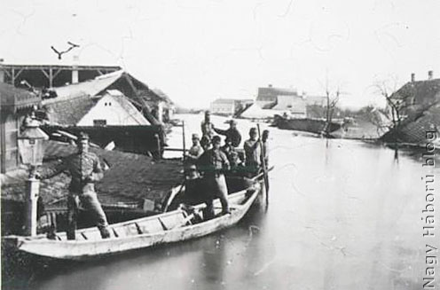 Katonák mentenek 1879-ben a szegedi árvíznél