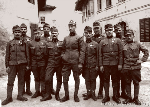 Hary József (középen) és katonatársai