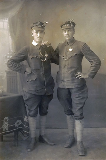 Simonit Felice (a destra nella foto) con un altro soldato in uniforme