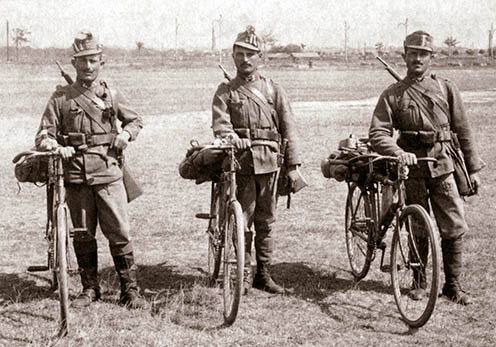 Kerékpáros alakulat katonái az első világháborúban