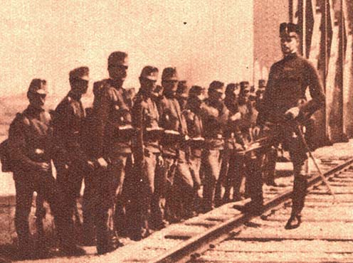Az előző fotóról kinagyítva a Száva-híd őrsége a mozgósítás előtt. Az első sorban a hetedik katona volt Kovács Pál