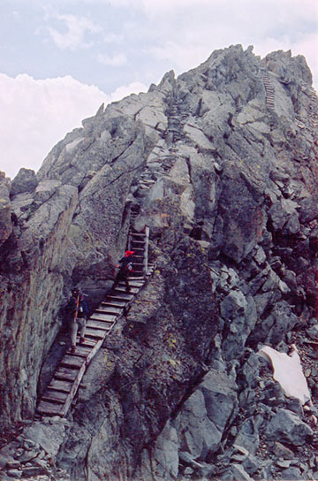 Helyreállított lépcsők 3000 méteren a Payer csúcs északi gerincén