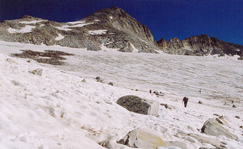 Balra deszkakupac a Mandron-gleccseren, kb. 3200 méteren: szétlőtt osztrák-magyar barakk