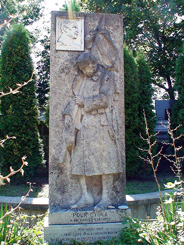 Pour Gyula százados végső nyughelye a székesfehérvári Hosszú temetőben a karszti kövekkel