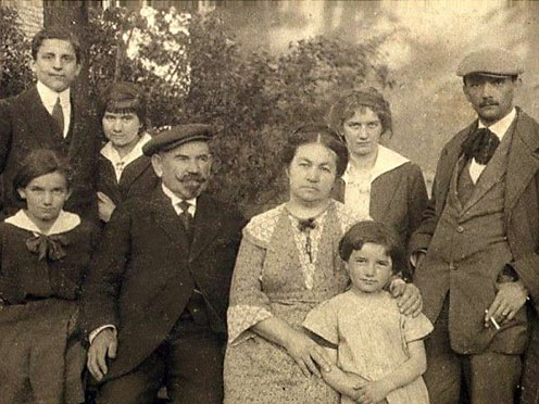 Pogány Gyula (jobb szélen) feleségével, apósa családja társaságában