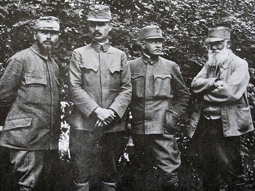 A Sajtóhadiszálláshoz beosztott művészek csoportja, 1916. Balról jobbra: 1. Halász-Hradil Elemér, 2. Pogány Gyula, 4. Mednyánszky László