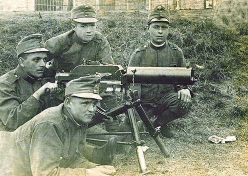 Arnold Ernő katonatársaival 1915 júniusában