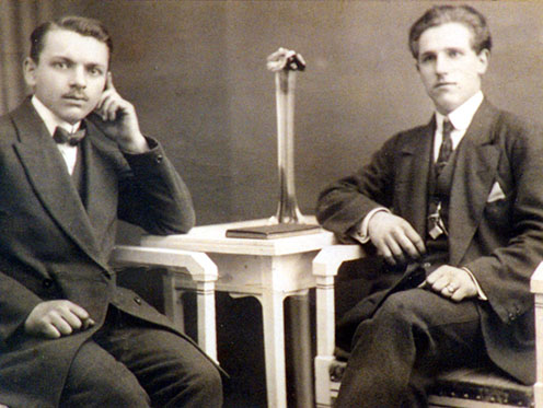 Arnold Ernő barátjával és későbbi sógorával, Kudlik Károllyal egy 1912-ben készült felvételen