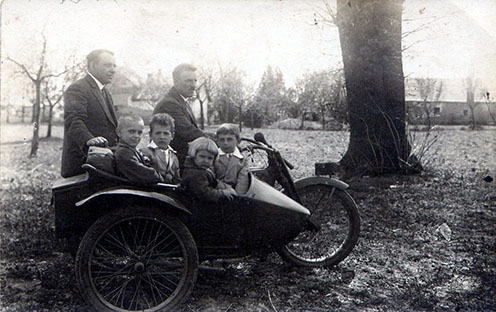Ernő és Károly gyermekeikkel egy kiránduláson 1929-ben