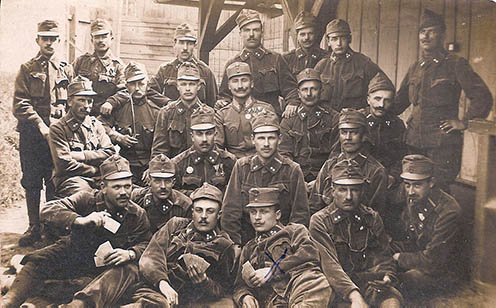 Czákler Gyula az első sorban az x-el jelölt katona