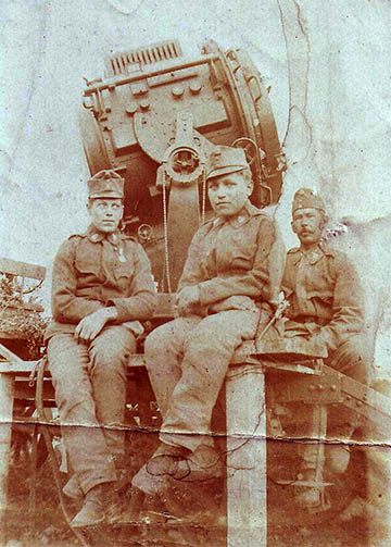 Czákler József (középen) és katonatársai