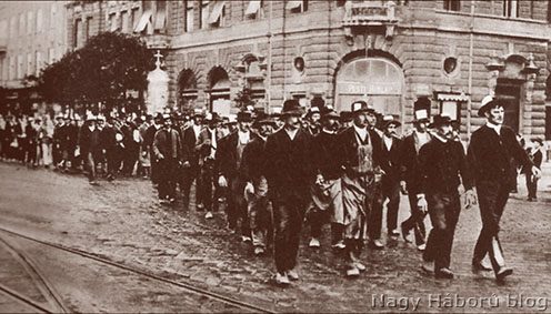 Bevonulók a budapesti utcán