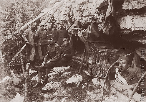 Hegyoldalban táborozó katonák az olasz fronton